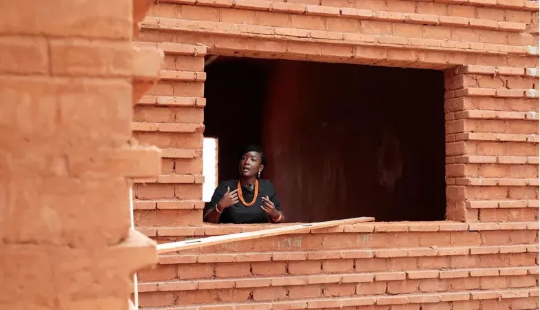 Công trình sử dụng gạch làm từ đất đỏ ở Senegal