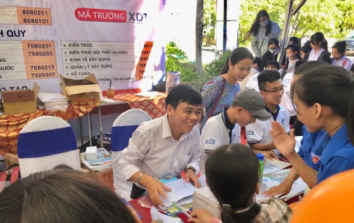 TS Bùi Văn Hưng, Phó Hiệu trưởng nhà trường tư vấn tuyển sinh cho học sinh THPT
