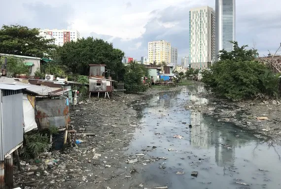 Rạch Xuyên Tâm bị ô nhiễm nặng suốt hàng chục năm qua. Ảnh: ANH TUẤN