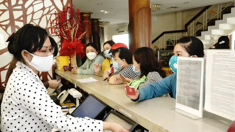 Đội ngũ y, bác sĩ check in tại khách sạn Đồng Khánh