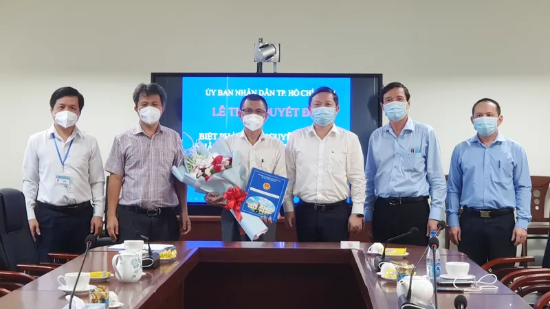 Phó Chủ tịch UBND TPHCM Dương Anh Đức trao quyết định nhân sự tại HCDC, chiều 10-7-2021. Ảnh: HCDC