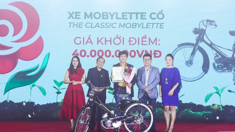 Xe Mobylette cổ được đấu giá hơn 500 triệu đồng quyên góp cho Quỹ từ thiện Bông hồng nhỏ