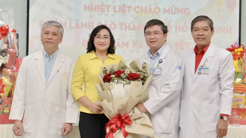 Thứ trưởng Bộ Công thương Phan Thị Thắng thăm, chúc tết Bệnh viện Từ Dũ và các đơn vị quân đội 