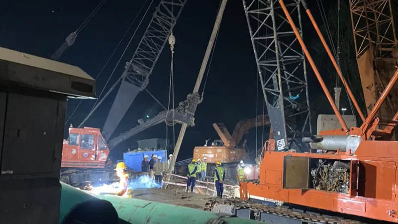 Vụ cháu bé rơi xuống trụ bê tông sâu 35m: Dùng cừ larsen 18m phá vỡ ma sát đất