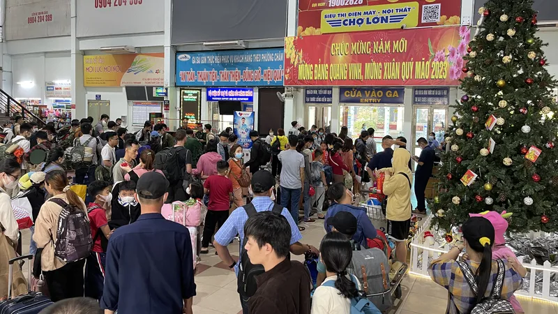 Người dân ở TPHCM nườm nượp về quê ăn tết