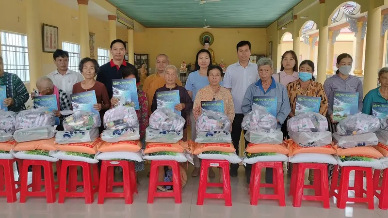 Trao 100 phần quà đến hộ nghèo, cận nghèo, người khuyết tật huyện Châu Thành (Tây Ninh)