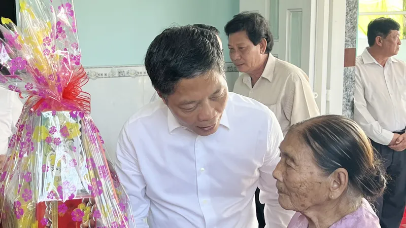 Đồng chí Trần Tuấn Anh ân cần thăm hỏi, chúc tết Mẹ Việt Nam Anh hùng Võ Thị Xề