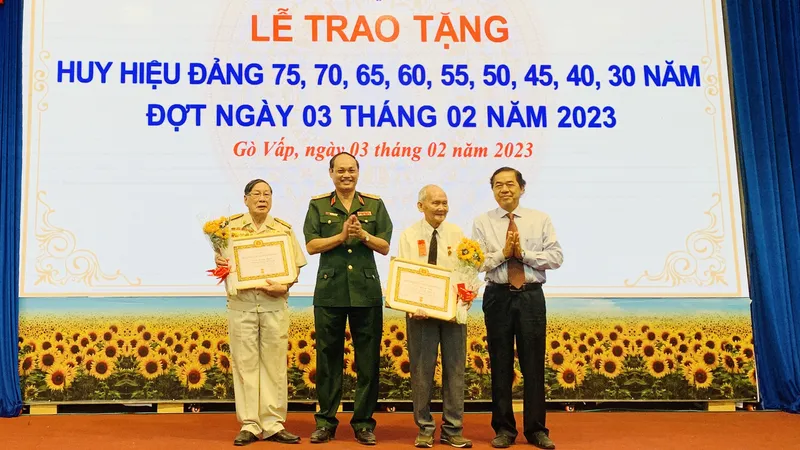 Trung tướng Nguyễn Văn Nam, Tư lệnh Bộ Tư lệnh TPHCM trao Huy hiệu Đảng cho đảng viên cao tuổi Đảng ở quận Gò Vấp