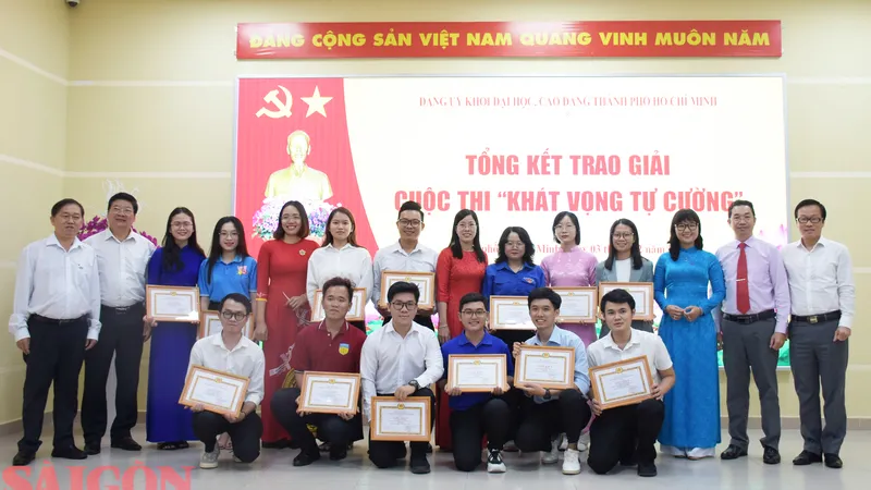 Trao giải cuộc thi “Khát vọng tự cường”
