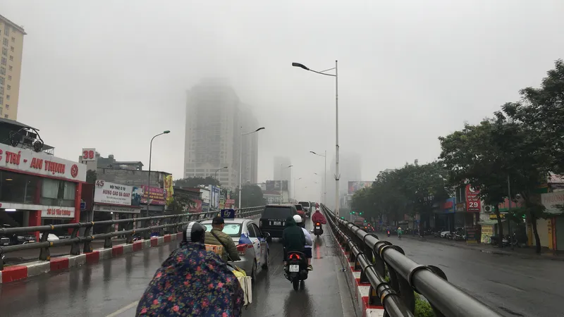 Sương mù kèm mưa phùn ẩm ướt bao phủ Hà Nội ngày 3-2. Ảnh: VĂN PHÚC