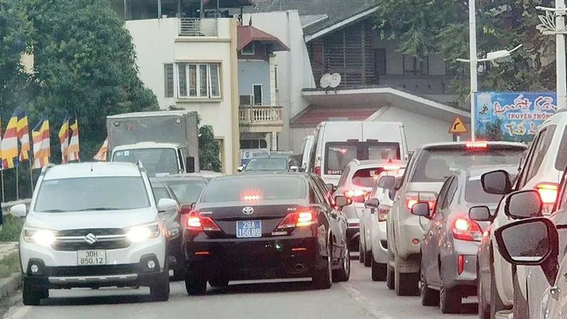 Xử phạt tài xế của Văn phòng Thành ủy Hà Nội lái xe biển số xanh đi ẩu