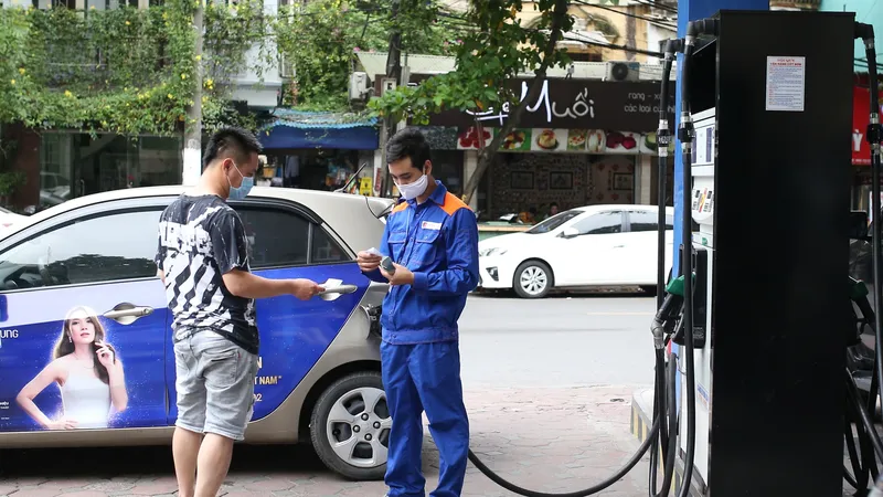 Giá xăng giảm từ 15 giờ chiều nay 21-2