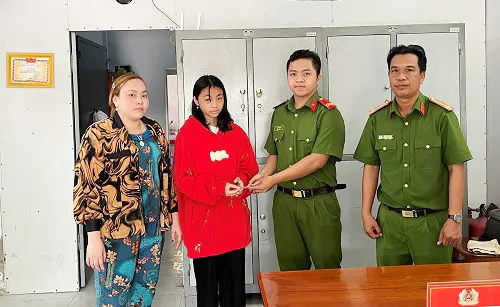 Em Quách Thảo Nguyên nhận lại tài sản bị đánh mất từ chiến sĩ công an Nguyễn An Huy