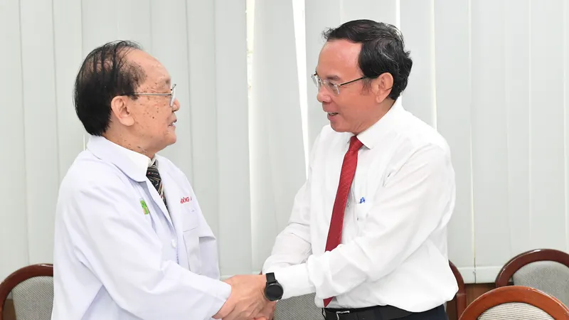 Bí thư Thành ủy TPHCM thăm, chúc mừng cán bộ lão thành ngành y tế