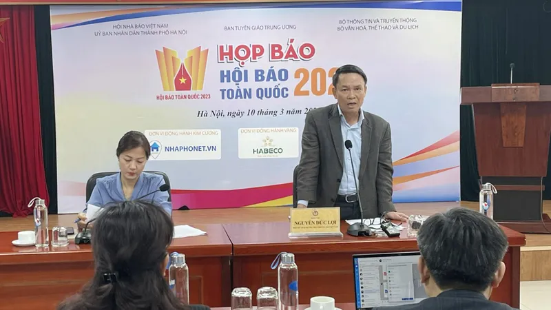 Hội Báo toàn quốc do Hội Nhà báo Việt Nam, UBND TP Hà Nội đồng chủ trì phối hợp với Ban Tuyên giáo Trung ương, Bộ TT-TT, Bộ VH-TT-DL tổ chức. 