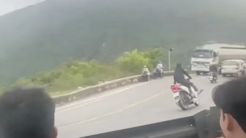 Thời điểm hai đối tượng "làm xiếc" bằng xe SH có nhiều phương tiện lưu thông trên QL 1A qua đèo Hải Vân