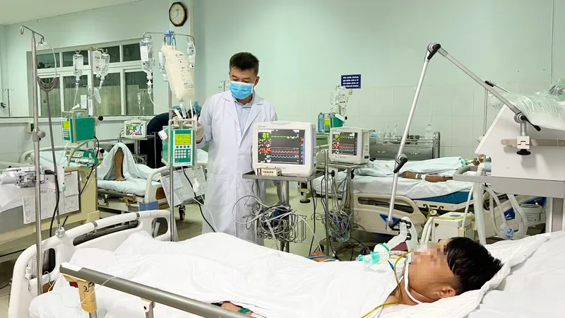 BS CK2 Trần Thanh Linh, Trưởng Khoa Hồi sức Cấp cứu, Bệnh viện Chợ Rẫy đang điều trị cho các bệnh nhân bị ngộ độc Botulinum ở Quảng Nam 
