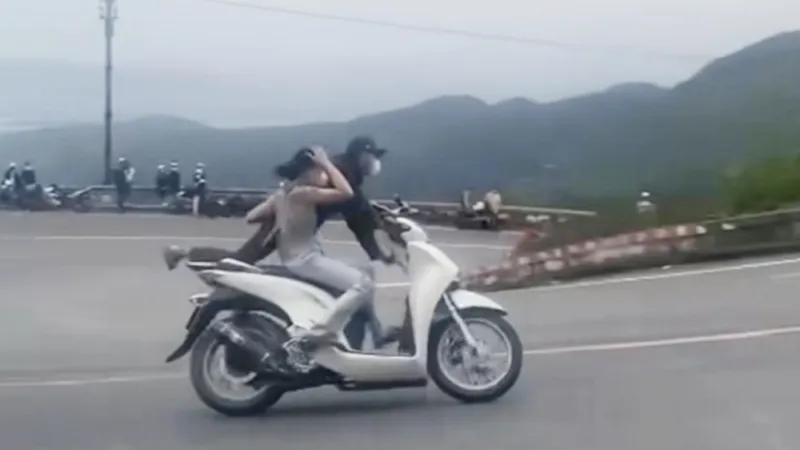 Đôi nam nữ điều khiển xe SH vi phạm nghiêm trọng luật giao thông đường bộ