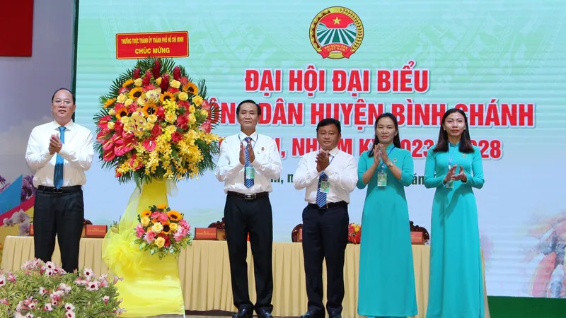 Đồng chí Nguyễn Hồ Hải tặng lẵng hoa chúc mừng đại hội. Ảnh: TRẦN YÊN 