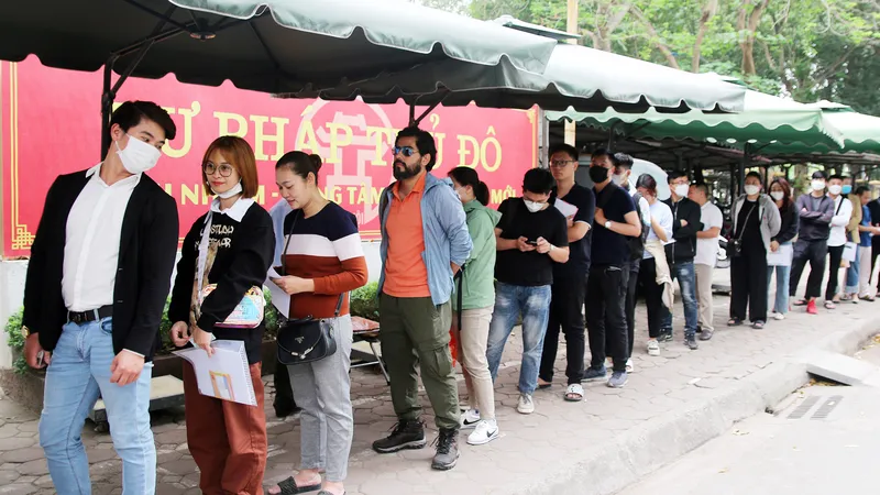 Lãnh đạo TP Hà Nội chỉ đạo giải quyết ngay tình trạng xếp hàng xin lý lịch tư pháp