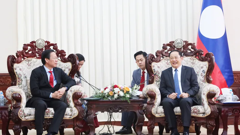 Chủ tịch UBND TPHCM Phan Văn Mãi chào xã giao lãnh đạo Lào 