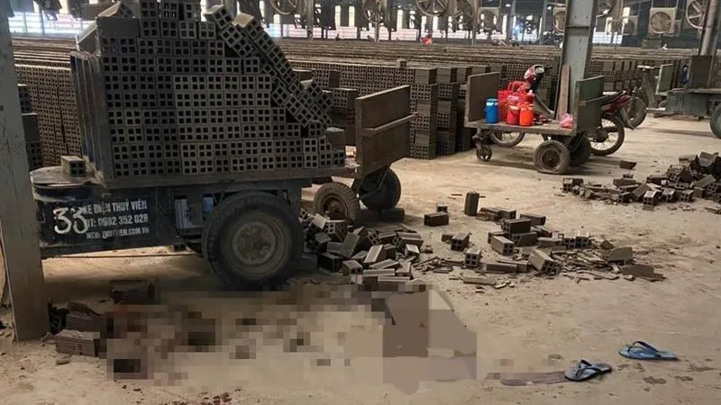 Nam công nhân tử vong thương tâm khi lái xe chở gạch trong nhà máy 