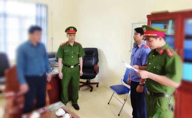 Khởi tố, bắt tạm giam hiệu trưởng nghi dâm ô học sinh