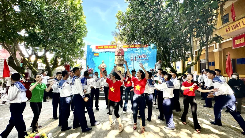 Đoàn Công tác số 5 - TPHCM kết thúc chuyến hải trình thăm Trường Sa và Nhà giàn DK1