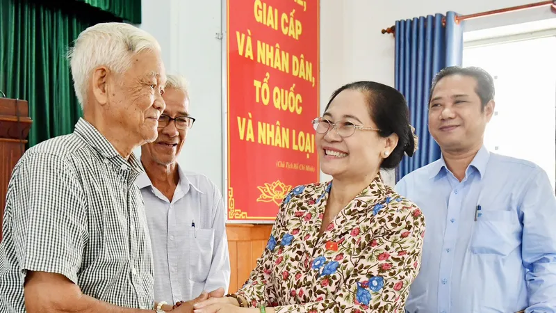 Chủ tịch HĐND TPHCM Nguyễn Thị Lệ trao đổi với cử tri tại buổi tiếp xúc. Ảnh: VIỆT DŨNG 