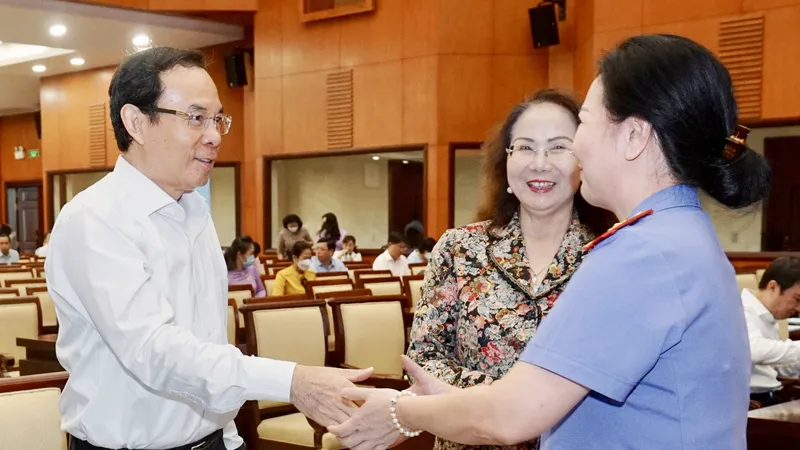 Bí thư Thành ủy TPHCM Nguyễn Văn Nên cùng các đại biểu nữ tại hội nghị. Ảnh: HOÀNG HÙNG