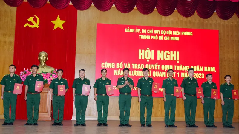 Đại tá Trần Thanh Đức trao quyết định thăng quân hàm sĩ quan năm 2023