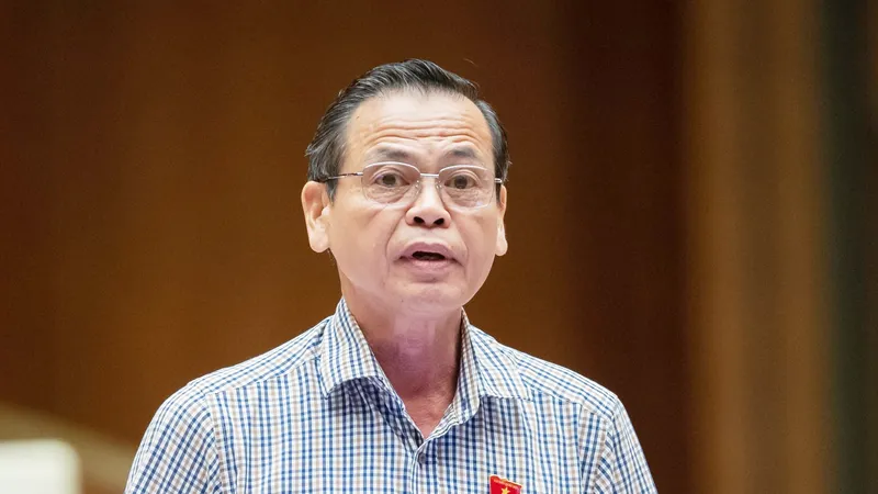 ĐB Trần Hữu Hậu (Tây Ninh) tranh luận tại nghị trường sáng 31-5. Ảnh: VIẾT CHUNG 