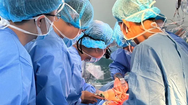 Cứu sống bệnh nhân ung thư thận có bướu lan đến sát tim 