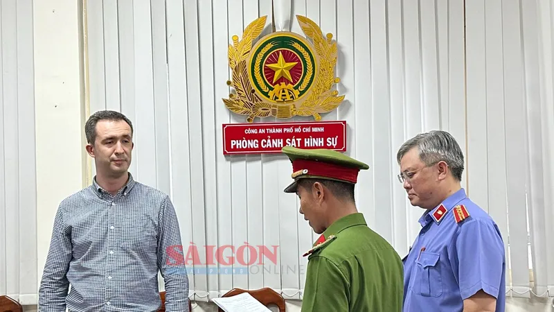 Công an thi hành quyết định với bị can Maksim Zubkov. Ảnh: CHÍ THẠCH 