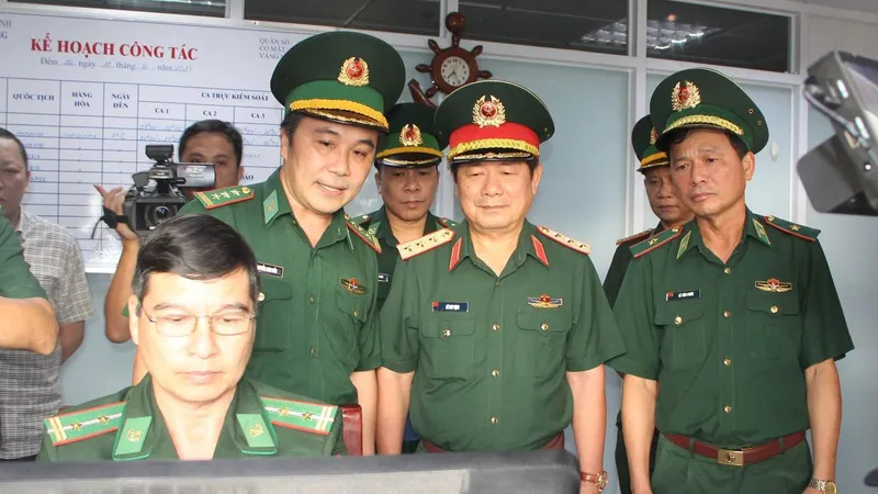 Biên phòng TPHCM kiểm soát nhập cảnh chỉ còn 30 giây/người