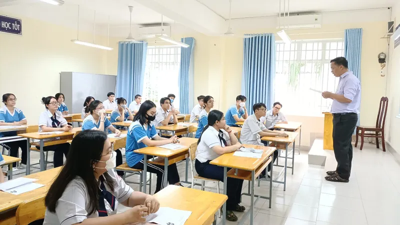 TPHCM: Thí sinh còn mang điện thoại di động trong ngày làm thủ tục dự thi