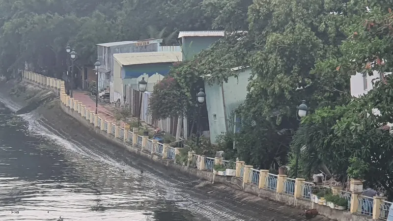 Nguy cơ sạt lở kè kênh Thanh Đa, di dời 13 hộ dân