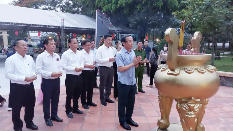 Bí thư Thành ủy TPHCM thắp hương tưởng niệm 32 dân công hỏa tuyến Vĩnh Lộc - Mậu Thân 1968