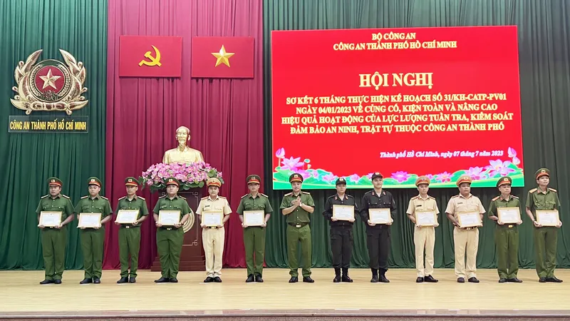 Đại tá Mai Hoàng, Phó Giám đốc Công an TPHCM, thủ trưởng Cơ quan CSĐT Công an TPHCM trao giấy khen cho các cá nhân có thành tích xuất sắc