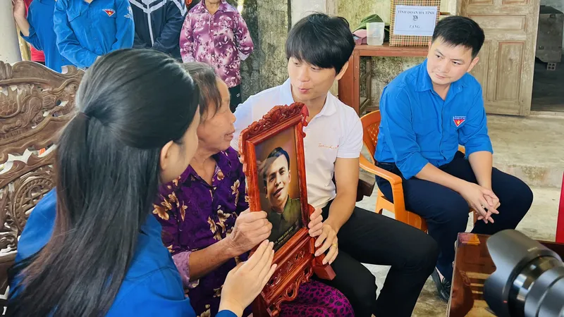 Trao tặng ảnh phục dựng chân dung Anh hùng liệt sĩ Phan Đình Giót cho thân nhân