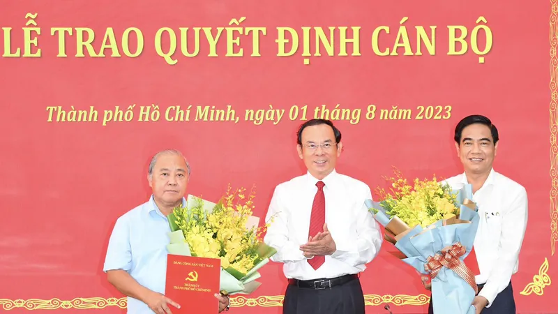 Thành ủy TPHCM trao quyết định cán bộ