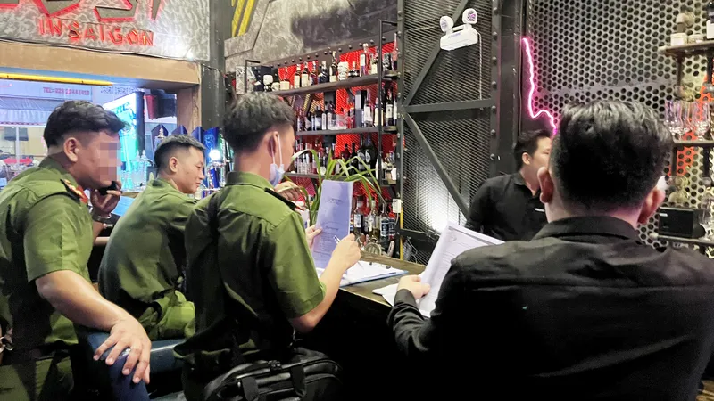 Công an kiểm tra nhiều điểm vui chơi ở phố đi bộ Bùi Viện