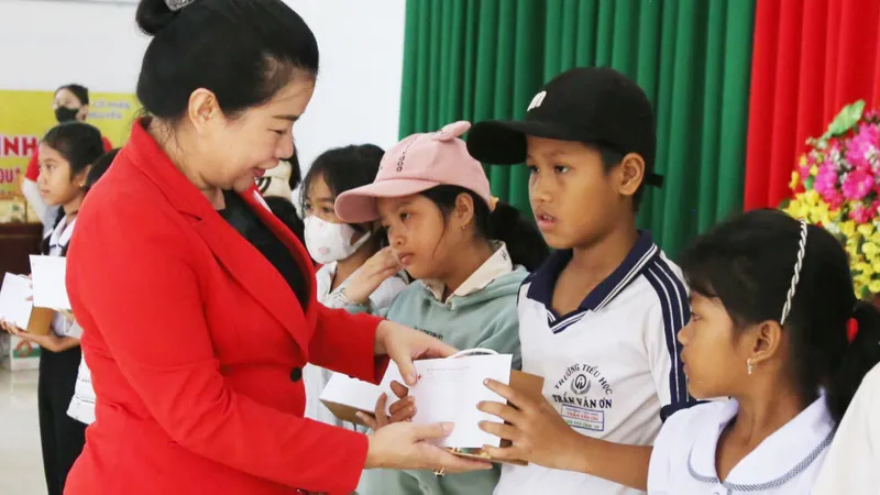 Đắk Lắk: Gần 1.000 suất quà hỗ trợ người dân xã Ea Tiêu, Ea Ktur