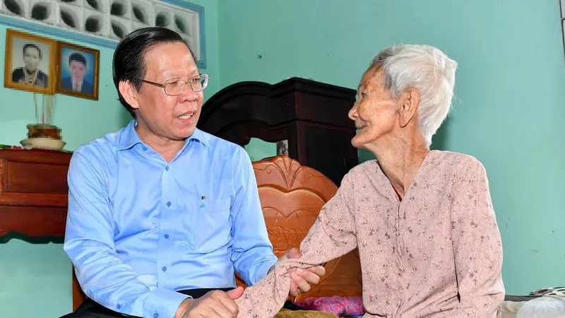 Lãnh đạo TPHCM thăm hỏi, tặng quà Mẹ Việt Nam Anh hùng ở Củ Chi