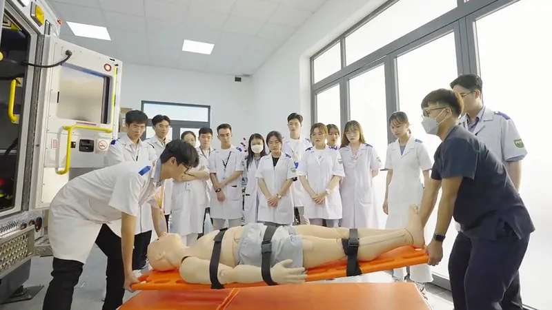 Hợp tác viện - trường: Nâng cao chất lượng y tế