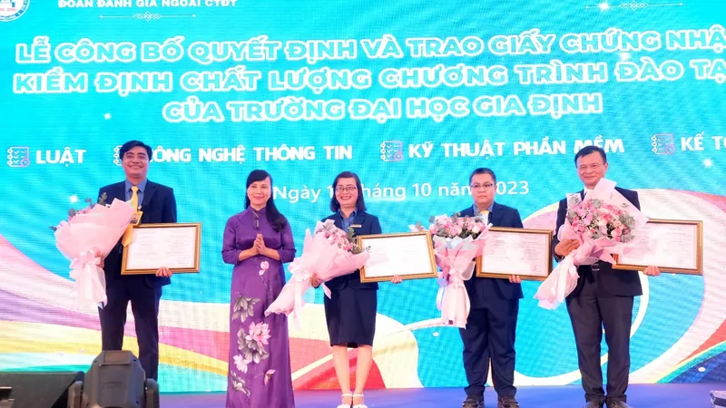 Các thầy cô là Giám đốc chương trình 4 ngành học đón nhận Giấy chứng nhận kiểm định chất lượng chương trình đào tạo