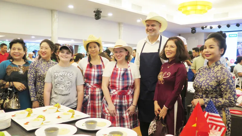 Gia đình ngoại giao vào bếp