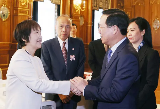 Chủ tịch nước Võ Văn Thưởng và Phu nhân gặp gỡ đại diện gia đình Nhật Bản đã từng đón tiếp thanh niên Việt Nam. Ảnh: TTXVN