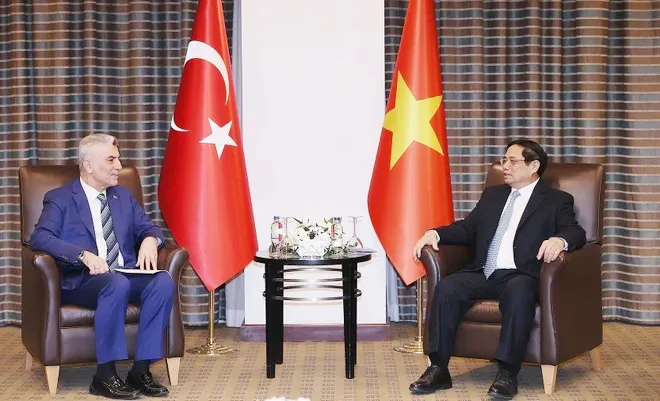 Thủ tướng Chính phủ Phạm Minh Chính tiếp Bộ trưởng Thương mại Thổ Nhĩ Kỳ Omer Bolat 