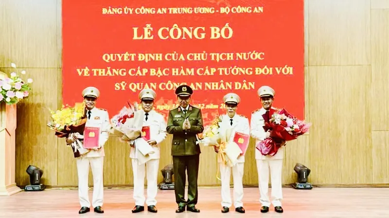 Thừa ủy quyền của Chủ tịch nước, Bộ trưởng Tô Lâm đã trao quyết định phong cấp bậc hàm Thiếu tướng cho đồng chí Mai Hoàng (bên trái)